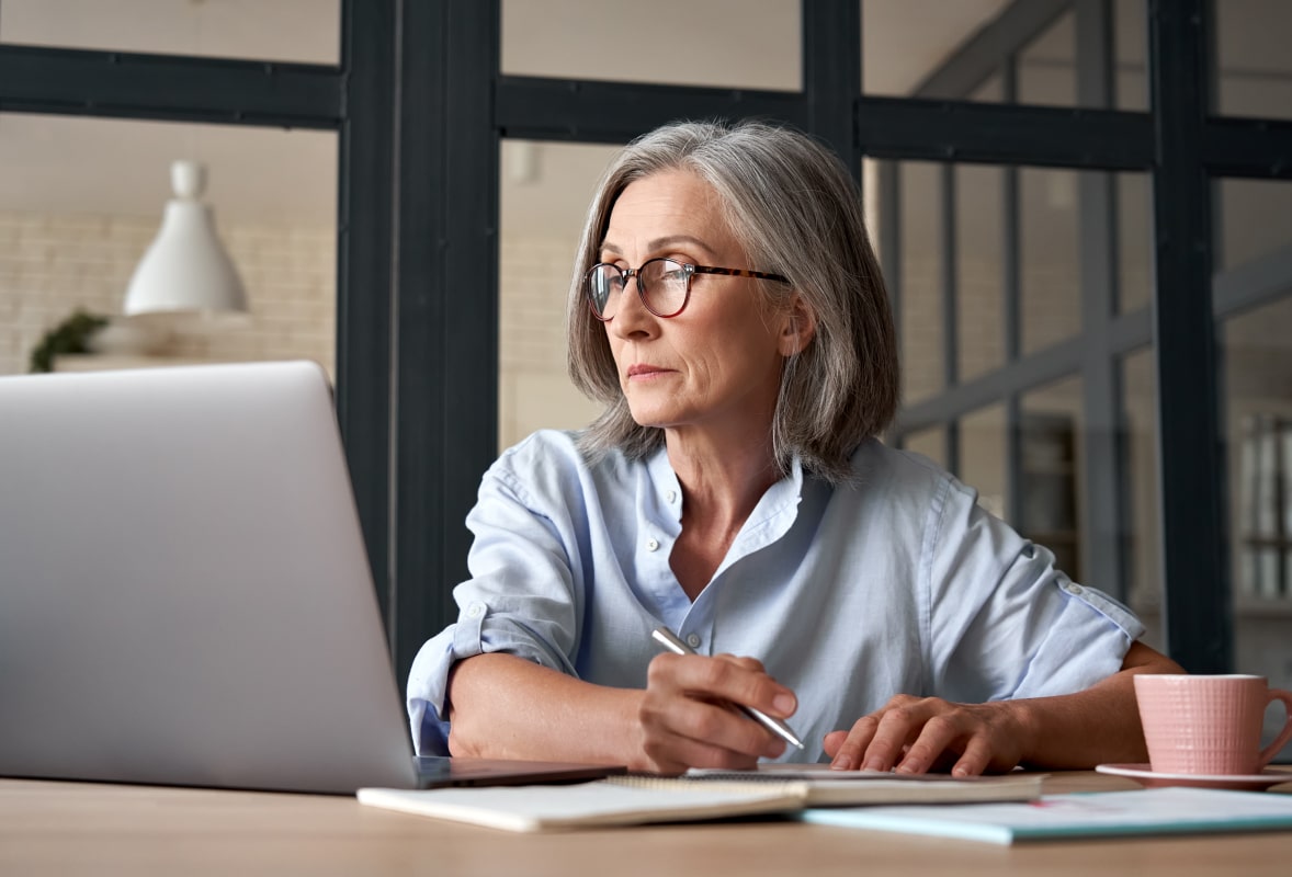 img-older-woman-with-glasses-on-a-computer-min